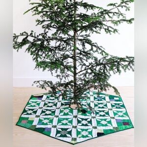 Thompson Street Studio Christmas Tree Skirt